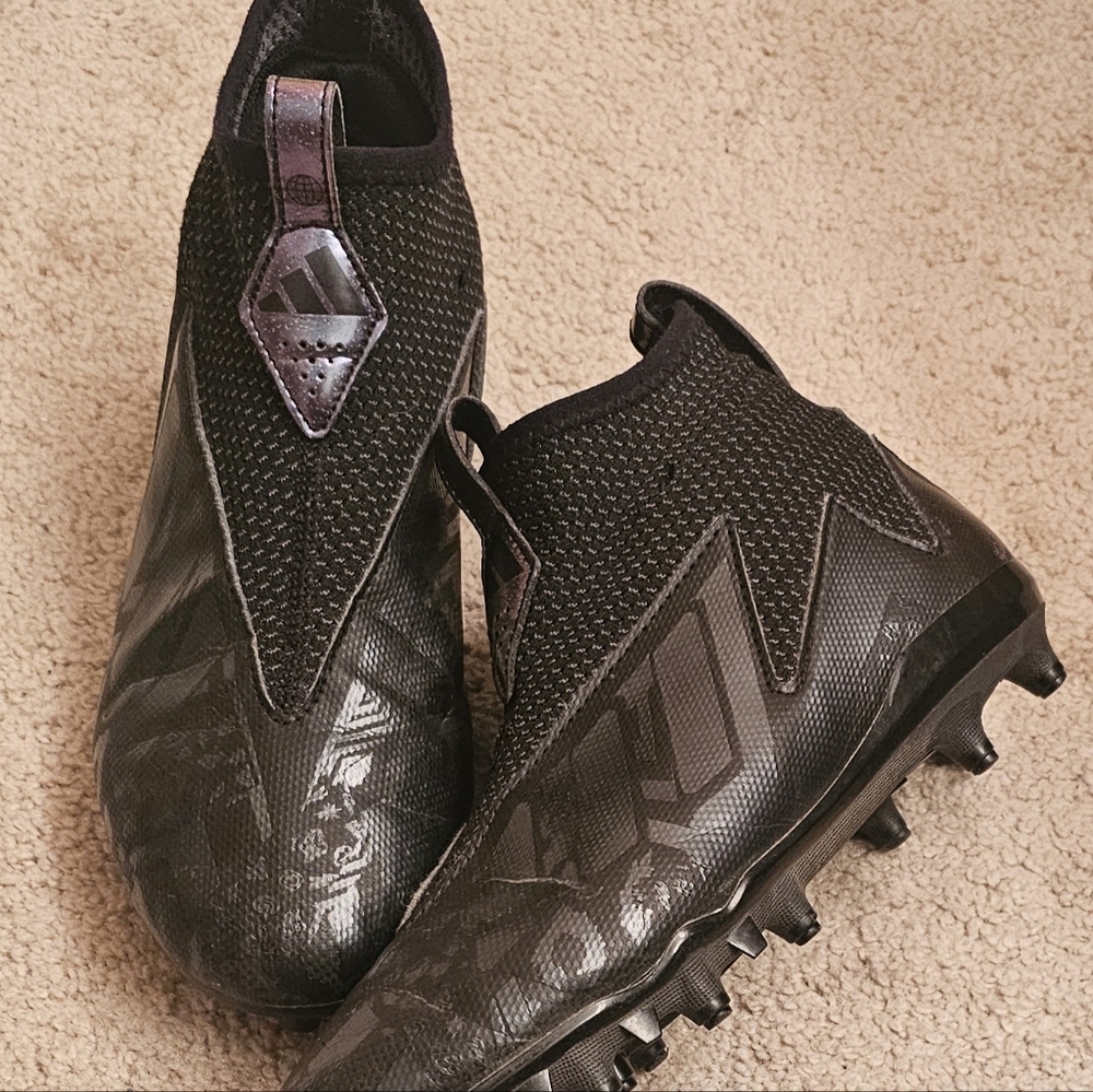 Youth size 5 gently used Adidas Freak Spark 23 laceless football cleats